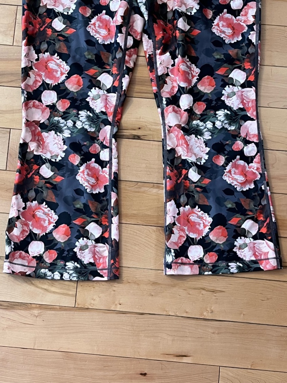 NWT Kiragrace Floral Print Active Leggings Pink & Black cropped size large - Picture 2 of 6
